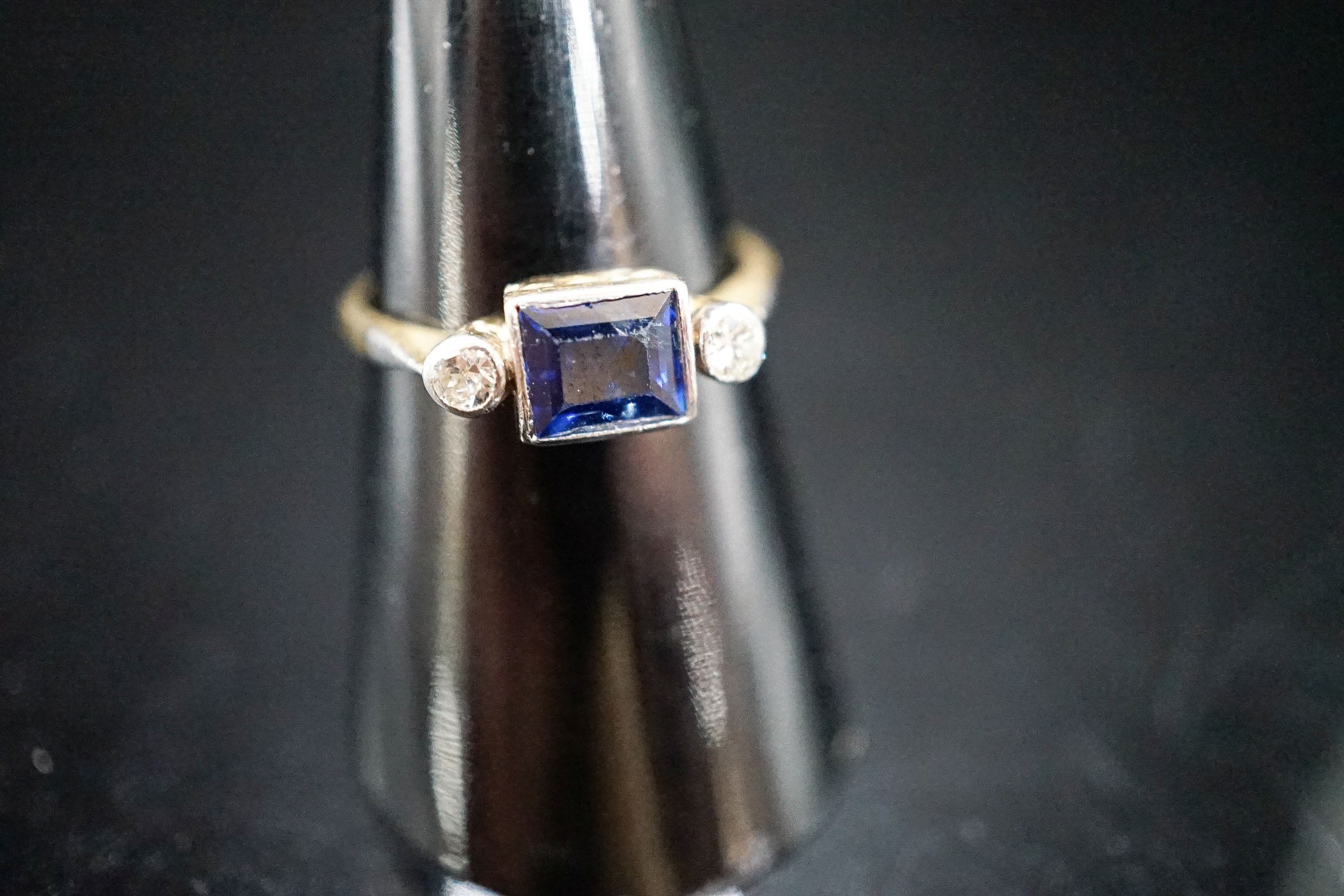 An 18ct & plat, single stone sapphire ring, with diamond set shoulders, size N/O, gross weight 2.9 grams.